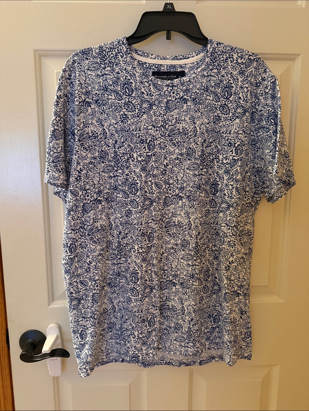 Abercrombie & Fitch Men’s Blue and White Floral Crew Tee